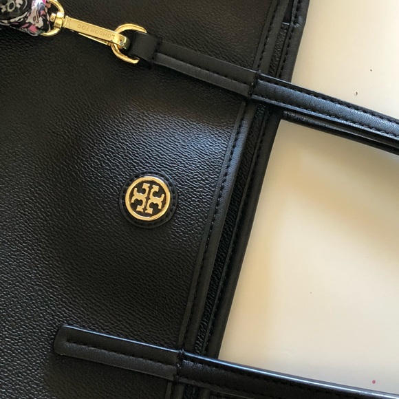 Tory Burch Handbags - 🎊🎊 HP🎊🎊Large Tory Burch Cameron Tote ❤️